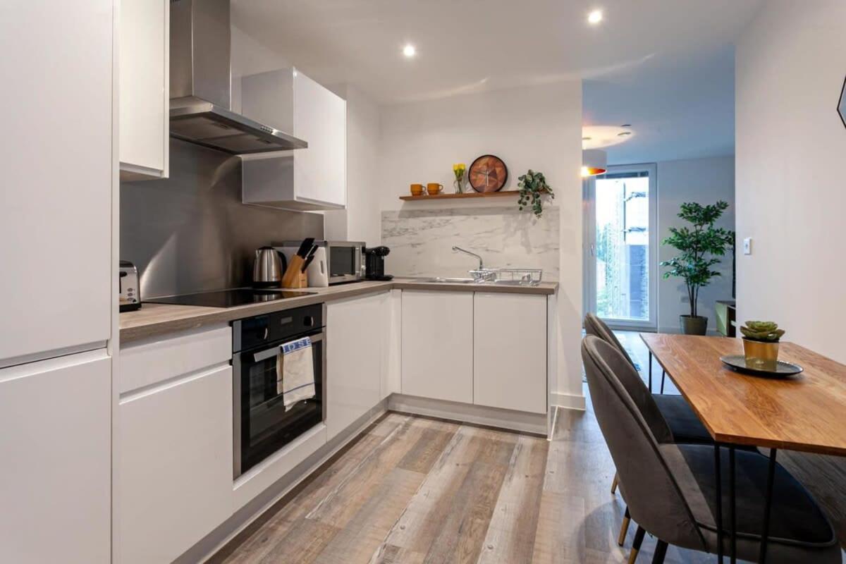 Superb 2 Bed Flat 5Min To Old Trafford Stadium Manchester Exterior foto